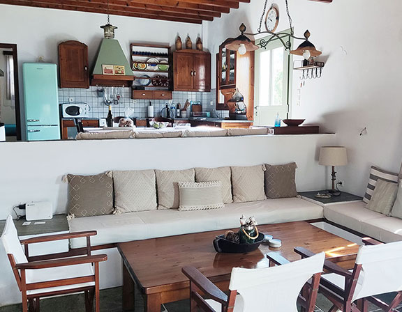 La cuisine et le coin salon de la Villa Vathi