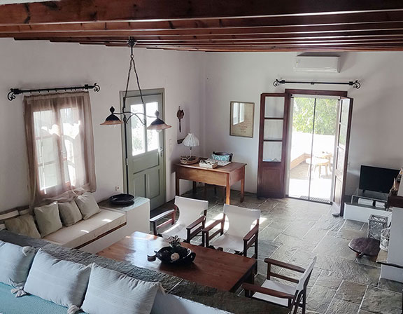 Salon spacieux à la Villa Vathi à Sifnos